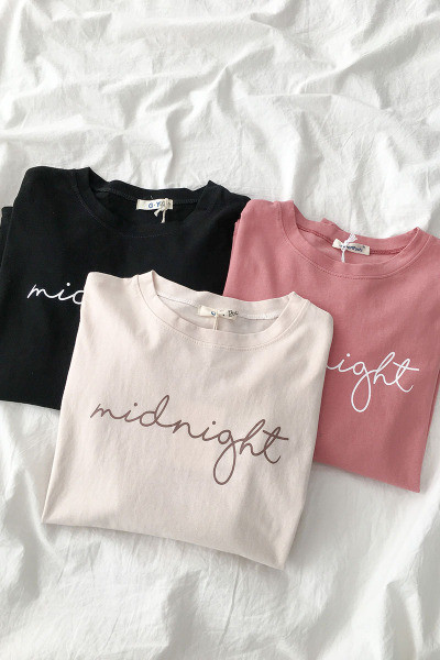 Laisva moteriška palaidinė su apvalia iškirpte ir užrašu