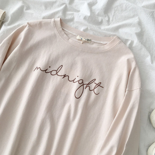 Laisva moteriška palaidinė su apvalia iškirpte ir užrašu