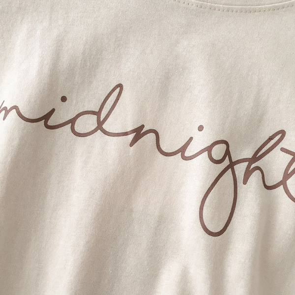 Laisva moteriška palaidinė su apvalia iškirpte ir užrašu