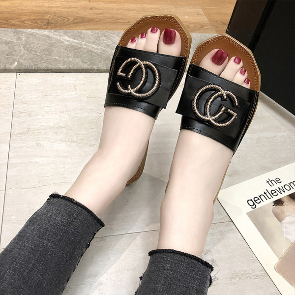 Sieviešu ikdienas čības ar plakanu zoli un metāla sprādzi