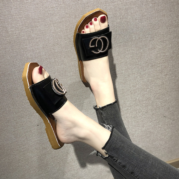 Sieviešu ikdienas čības ar plakanu zoli un metāla sprādzi