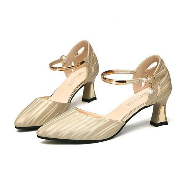 Uus mudel elegantsed sandaalid teravatipulise mudeli ja madala kontsaga