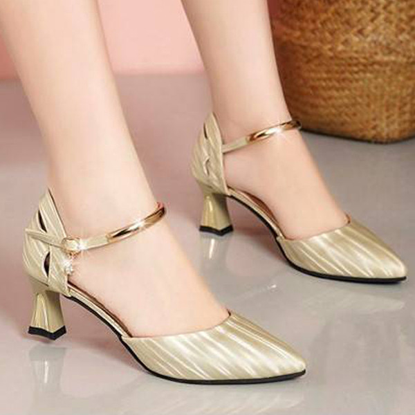 Uus mudel elegantsed sandaalid teravatipulise mudeli ja madala kontsaga