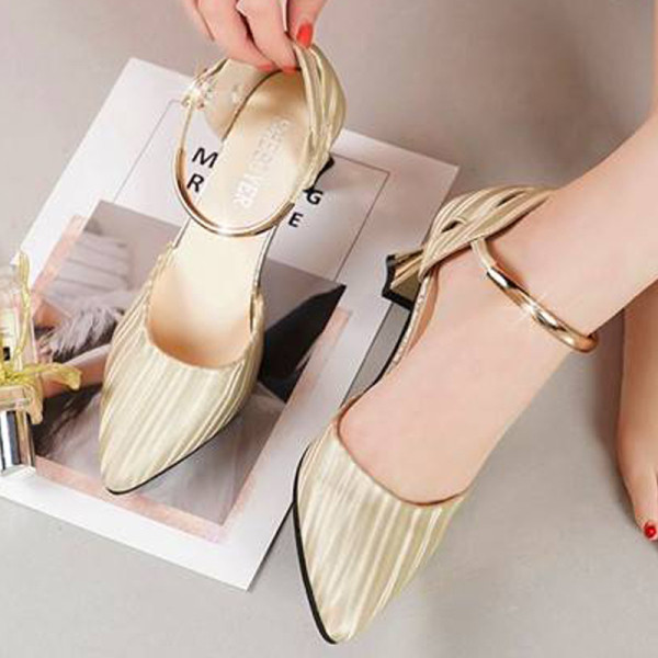 Uus mudel elegantsed sandaalid teravatipulise mudeli ja madala kontsaga