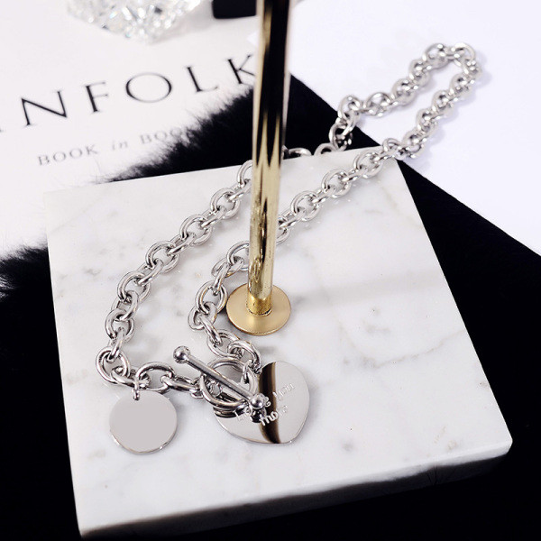 Colier modern de damă din oțel titan cu inimă și inscripție