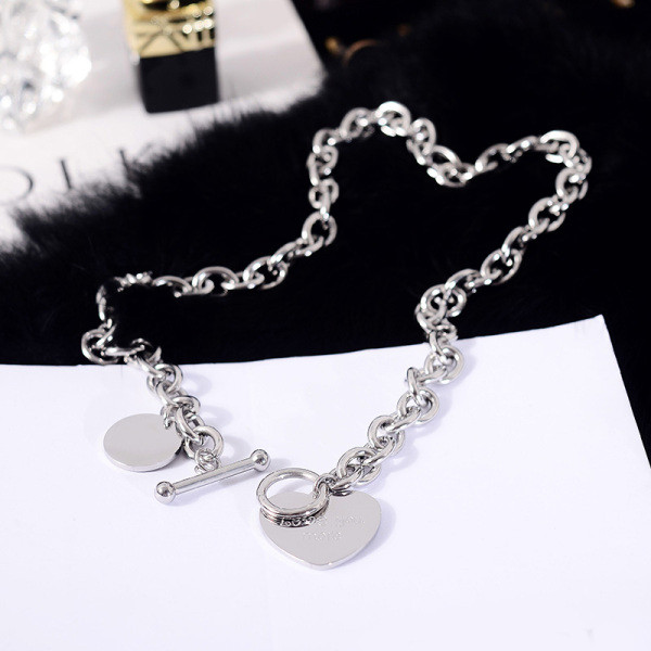 Colier modern de damă din oțel titan cu inimă și inscripție
