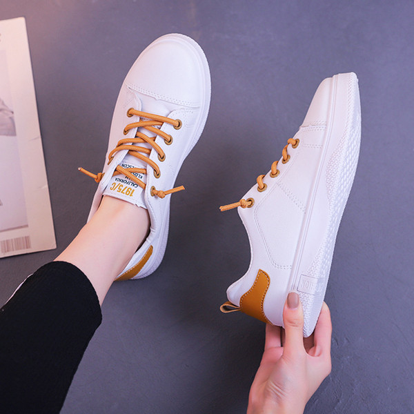 Paprasti moteriški sportbačiai iš eko odos plokščiu padu, baltos spalvos