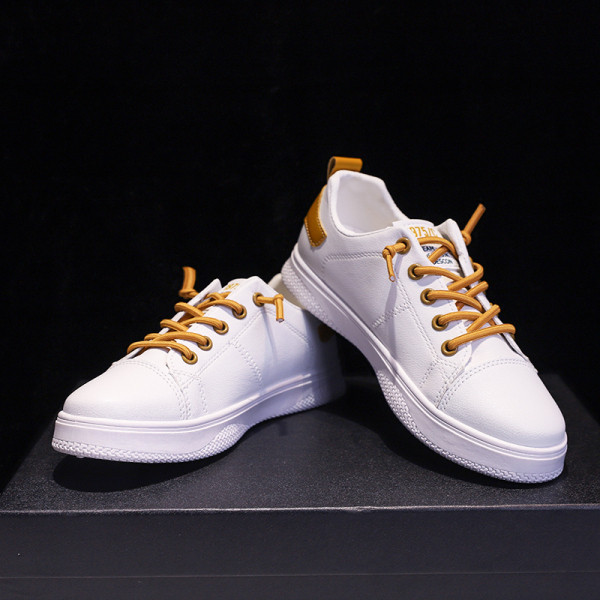 Paprasti moteriški sportbačiai iš eko odos plokščiu padu, baltos spalvos