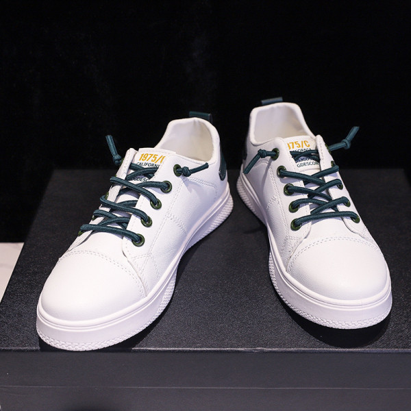 Paprasti moteriški sportbačiai iš eko odos plokščiu padu, baltos spalvos