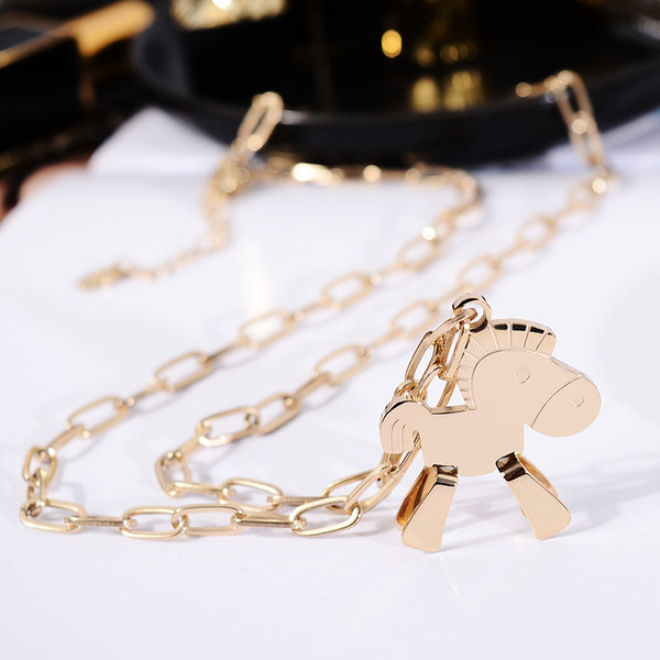 Titán acélból készült hosszú női nyaklánc ló formájú medállal