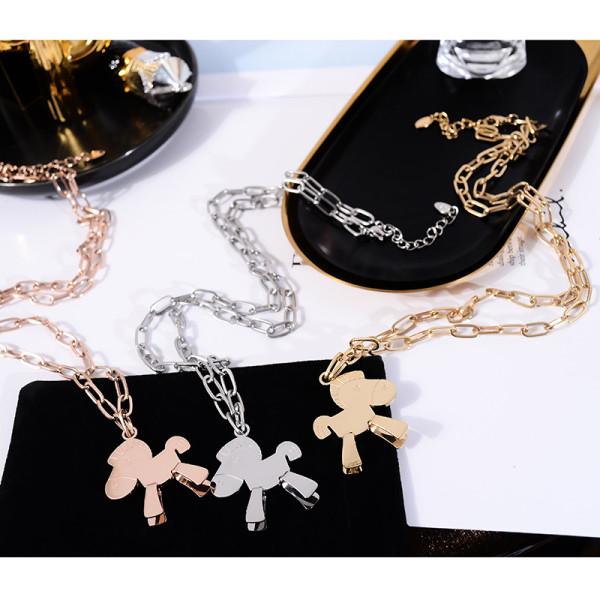 Titán acélból készült hosszú női nyaklánc ló formájú medállal