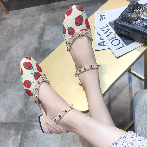 Modernas sieviešu sandales ar krāsainu aplikāciju un zemu biezu papēdi