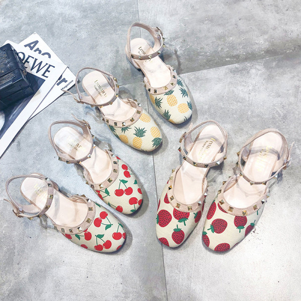 Modernas sieviešu sandales ar krāsainu aplikāciju un zemu biezu papēdi