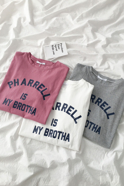 Paprasti moteriški marškinėliai su ovalia iškirpte ir užrašu