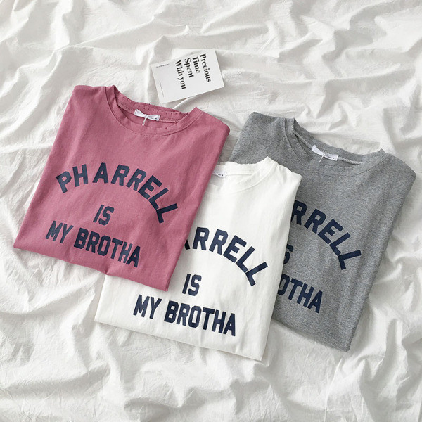 Paprasti moteriški marškinėliai su ovalia iškirpte ir užrašu