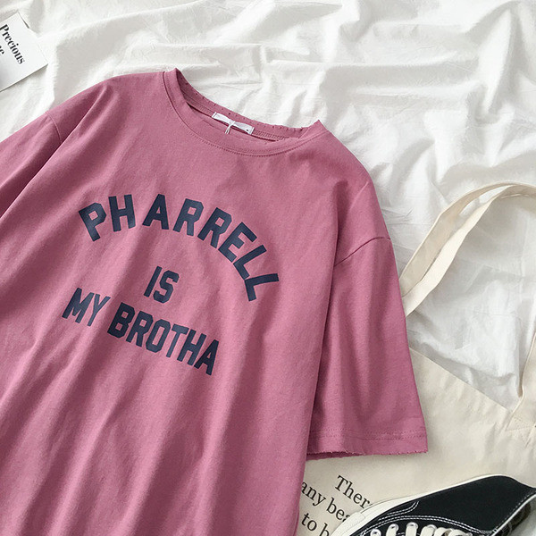 Paprasti moteriški marškinėliai su ovalia iškirpte ir užrašu