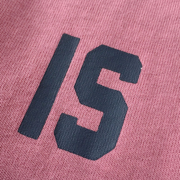 Paprasti moteriški marškinėliai su ovalia iškirpte ir užrašu