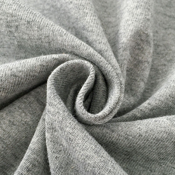 Paprasti moteriški marškinėliai su ovalia iškirpte ir užrašu