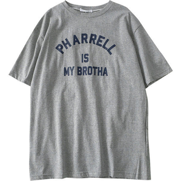 Paprasti moteriški marškinėliai su ovalia iškirpte ir užrašu