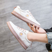 Női alkalmi bőr tornacipő hímzéssel