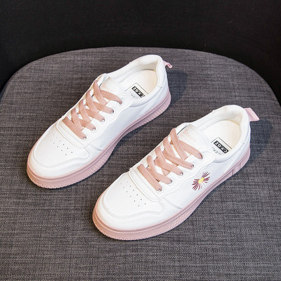 Női alkalmi bőr tornacipő hímzéssel