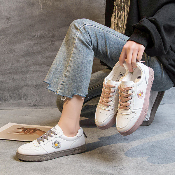 Női alkalmi bőr tornacipő hímzéssel