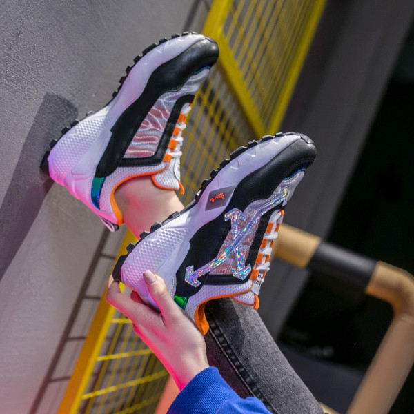 Modern tornacipő új modellje fűzővel és durva talppal