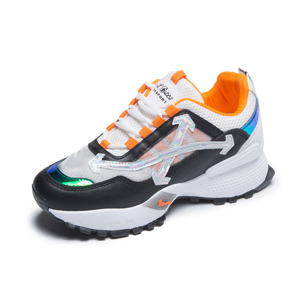 Modern tornacipő új modellje fűzővel és durva talppal