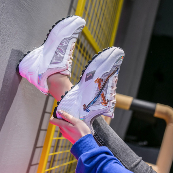 Modern tornacipő új modellje fűzővel és durva talppal