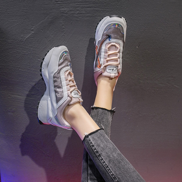 Modern tornacipő új modellje fűzővel és durva talppal