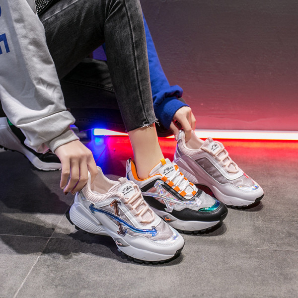 Modern tornacipő új modellje fűzővel és durva talppal