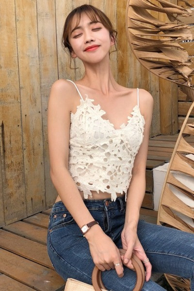 Sieviešu mežģīņu tops ar plānām lencītēm un špica kakla izgriezumu