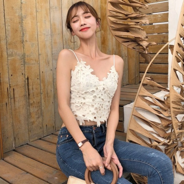 Sieviešu mežģīņu tops ar plānām lencītēm un špica kakla izgriezumu