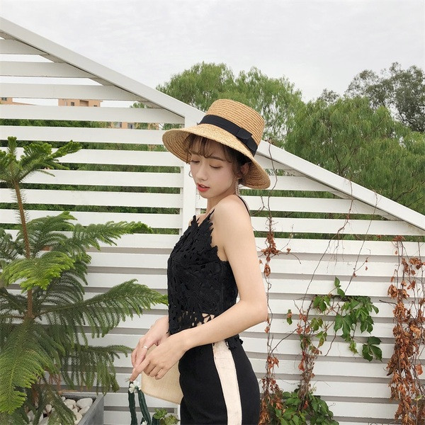 Sieviešu mežģīņu tops ar plānām lencītēm un špica kakla izgriezumu