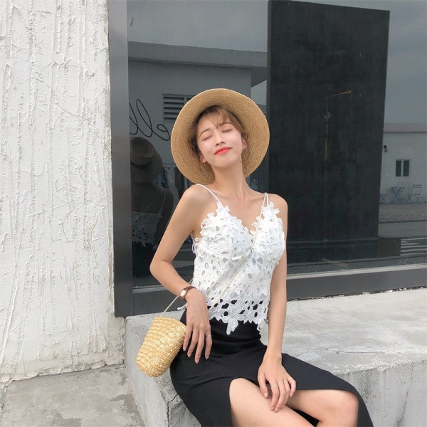 Sieviešu mežģīņu tops ar plānām lencītēm un špica kakla izgriezumu