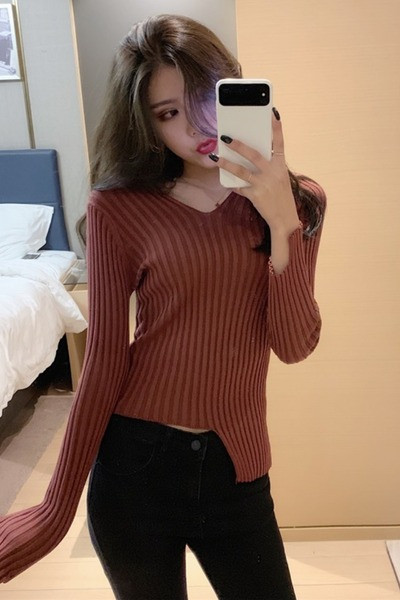 Aszimmetrikus női blúz spitz nyakkivágással