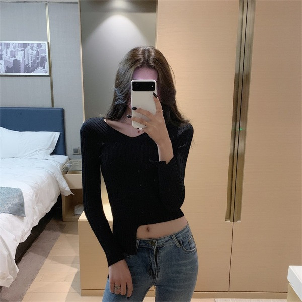 Aszimmetrikus női blúz spitz nyakkivágással