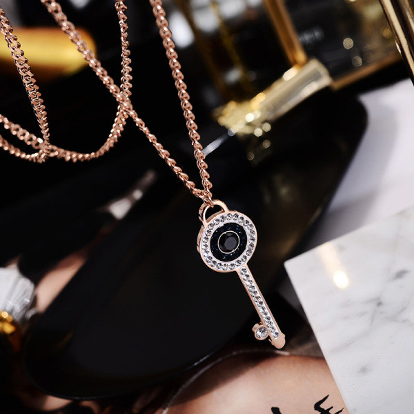 Auksiniai moteriški karoliai iš titano plieno su rakto formos pakabuku