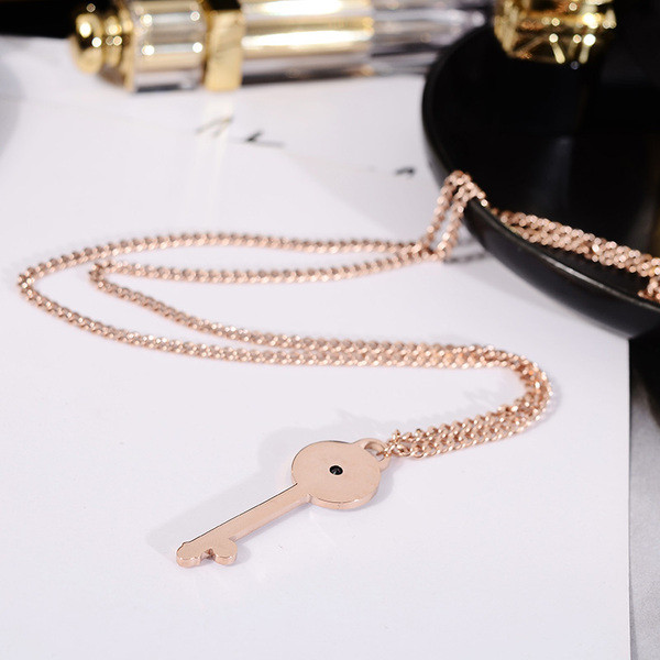 Auksiniai moteriški karoliai iš titano plieno su rakto formos pakabuku