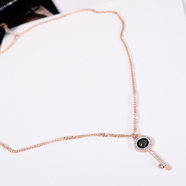 Auksiniai moteriški karoliai iš titano plieno su rakto formos pakabuku