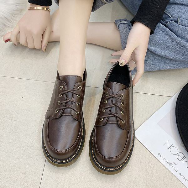 Sieviešu ikdienas apavu retro modelis no eko ādas ar šņorēm