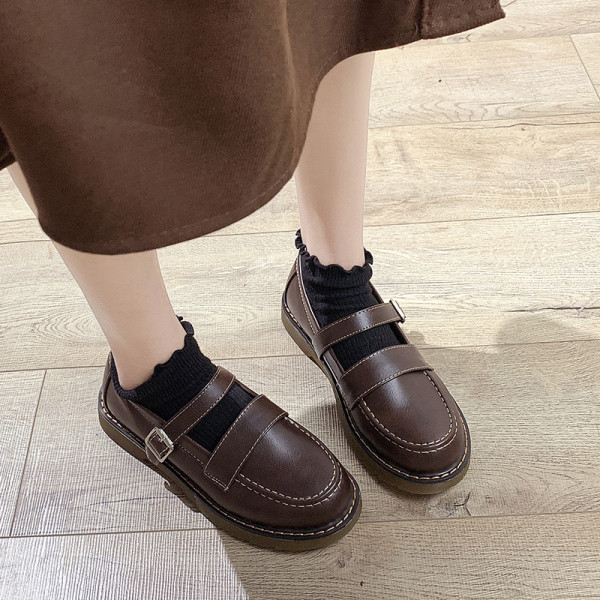 Sieviešu ikdienas apavi no eko ādas ar sprādzēm