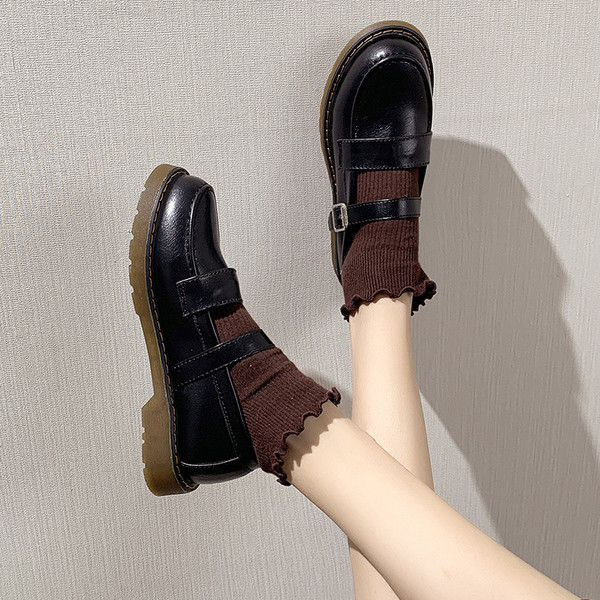 Sieviešu ikdienas apavi no eko ādas ar sprādzēm