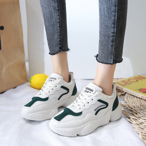 Jauns sieviešu kedu modelis ar raupju zoli