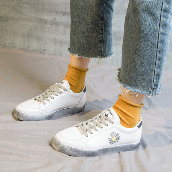 Naujo modelio odiniai sportbačiai su siuvinėjimais ir raišteliais