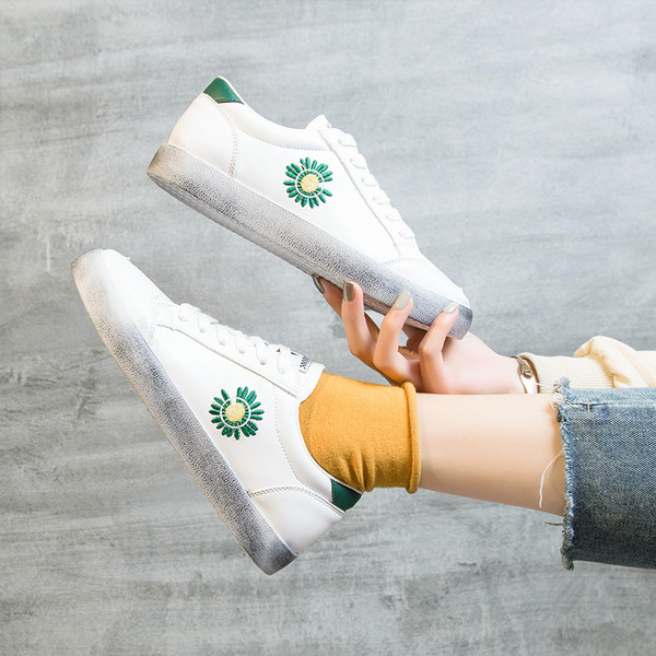 Naujo modelio odiniai sportbačiai su siuvinėjimais ir raišteliais