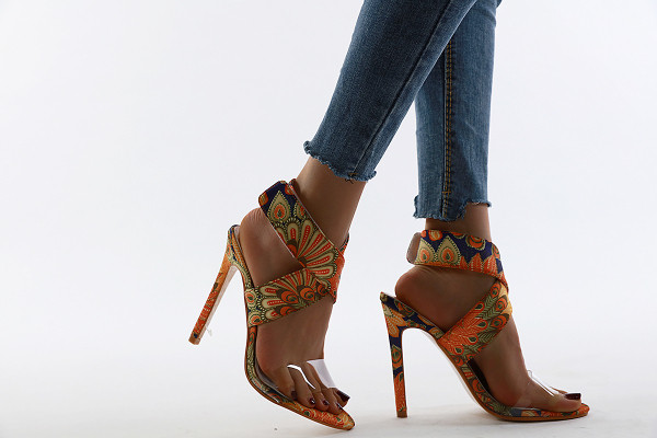 Naujas moteriškų basučių modelis su permatomu dirželiu ir gėlių raštu