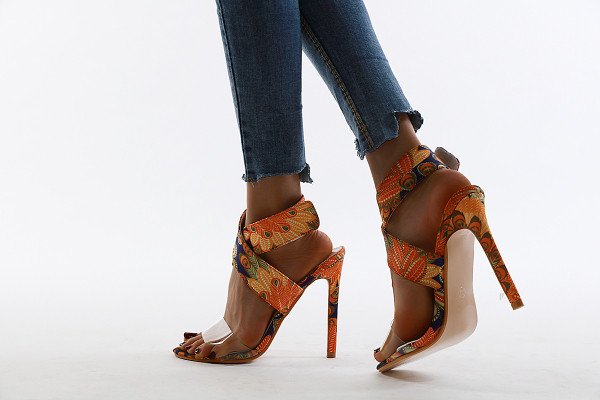 Naujas moteriškų basučių modelis su permatomu dirželiu ir gėlių raštu