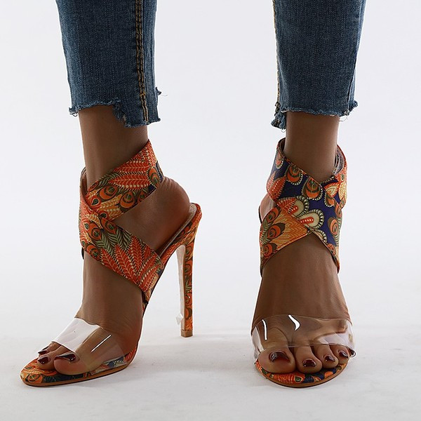 Naujas moteriškų basučių modelis su permatomu dirželiu ir gėlių raštu