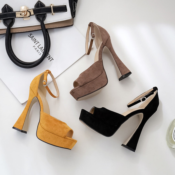 Aktuális női szandál eco velúrból vékony pánttal, magassarkúval